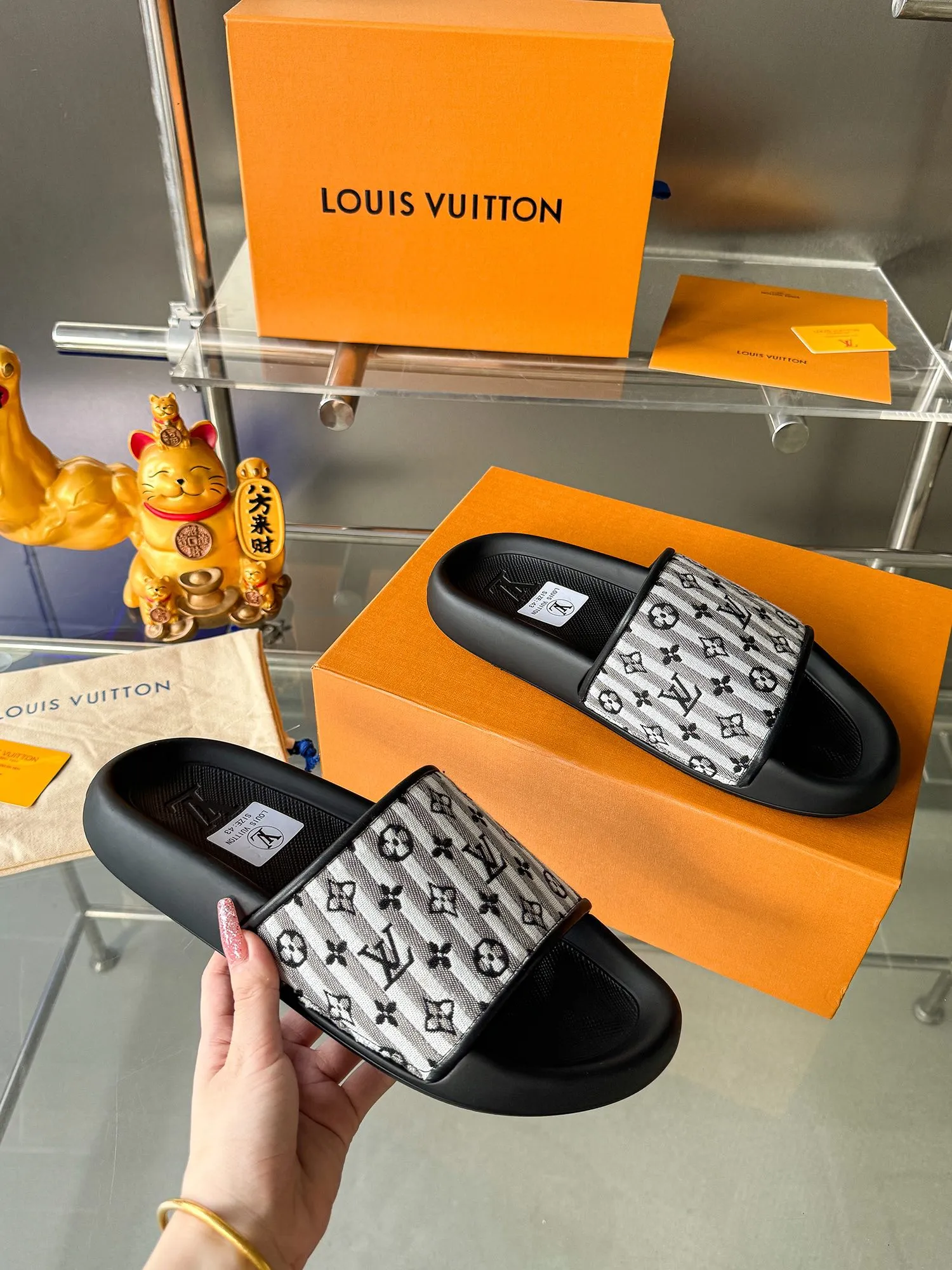 [L Home] P: 300💰 ▪️Shoe size: Women's 35-40 Men's 38-46▪️Packaging: Counter top quality~original packaging Louis Vuitton lv couple's monogram embossed slippers This season, Waterfront sandals return with a new look, and the upper buckle is embossed with Louis Vuitton's iconic Monogram pattern. Made of waterproof rubber with a comfortable and resilient insole. The lightweight, flexible outsole is embossed with the Louis Vuitton logo. Exquisitely packaged at the delivery counter 🛍📦 ▪️Fabric: Original molded rubber foam ▪️Sole: Original molded rubber foam outsole ▪️Sole thickness: 3CM.
